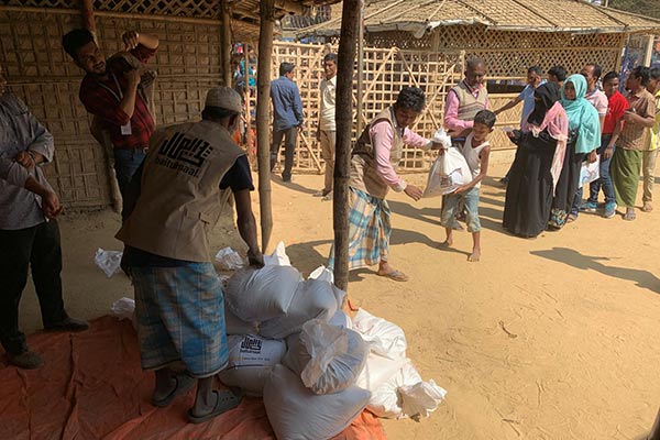 930 Rohingya Refugees Receive Emergency Winter Relief