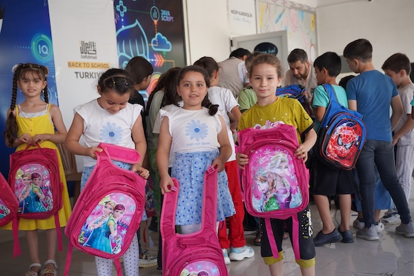 600 Orphaned Students Receive Back-to-School Kits in Türkiye